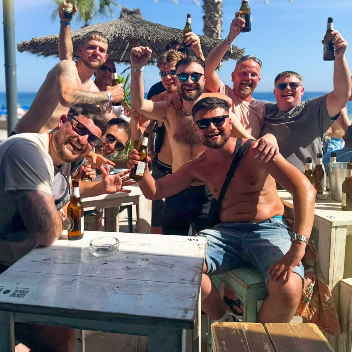 Dónde comer, tomar algo y salir de fiesta en grupo en Benidorm